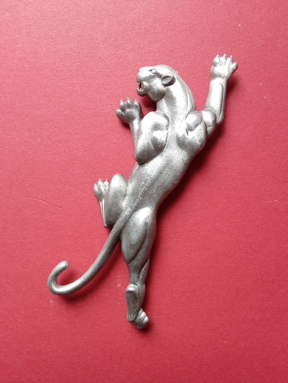 Vintage Jonette Jewelry (JJ) 1986 Pewter Tone Climbing Panther Big Cat Brooch